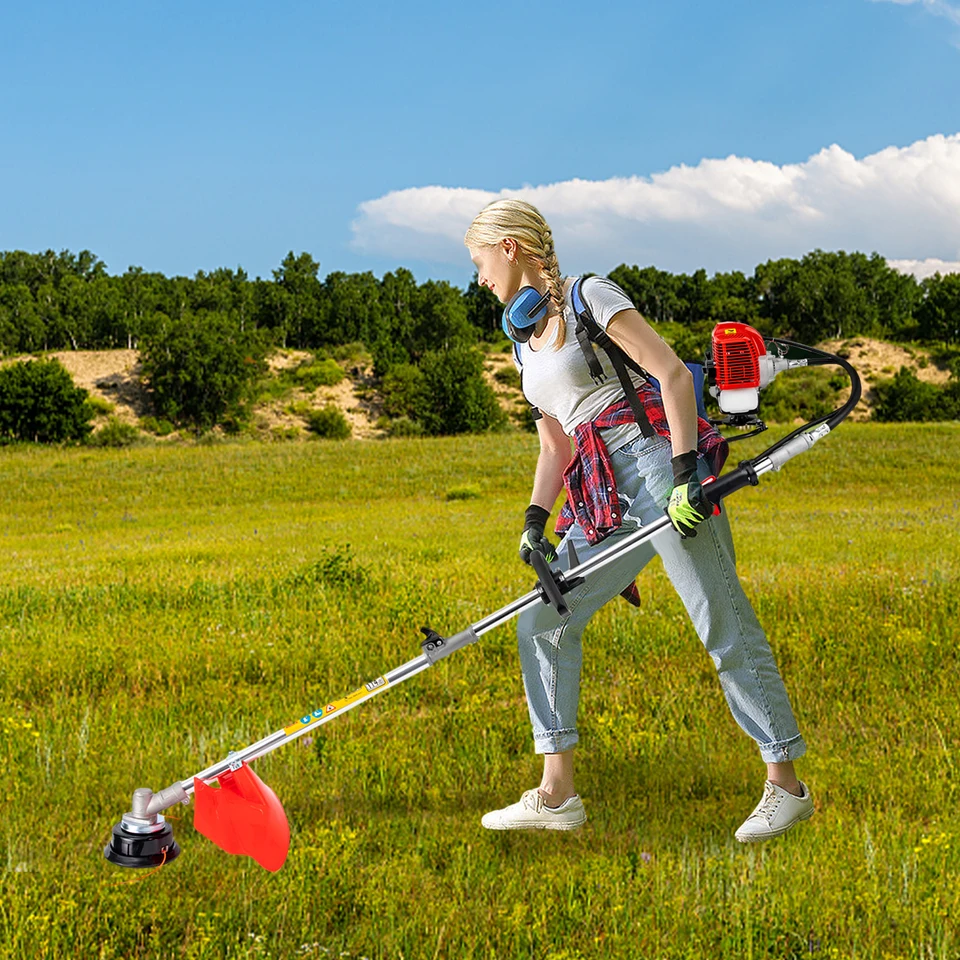 Herramienta multifuncional roja 52cc desbrozando campo